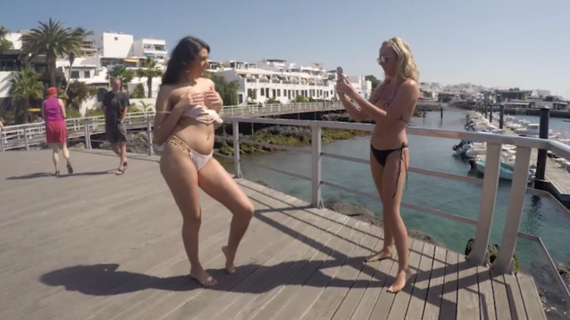 周りに人がいるのにトップレスになって撮影をしている女性たちがコチラ！！