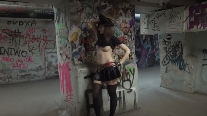 地下の廃墟でおっぱい見せてくれる女王様をご覧下さいｗｗｗ