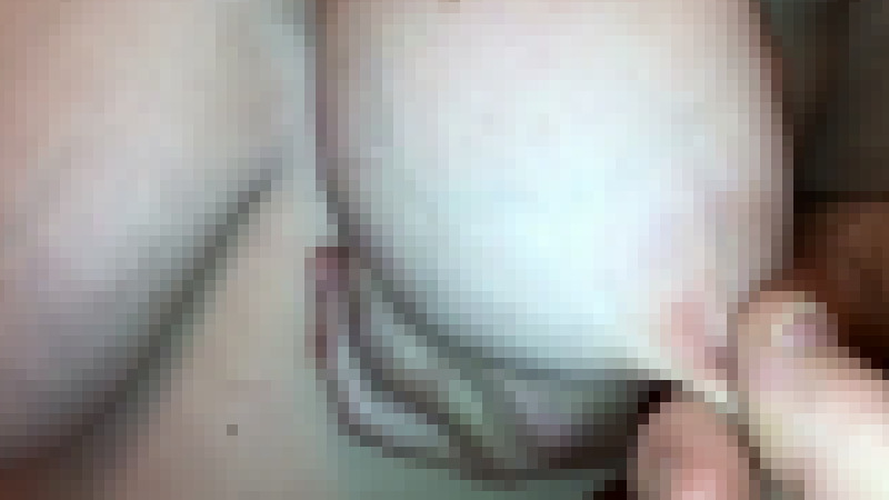 巨乳の乳首を男性が常に引っ張っている動画だけど見てみますか？？