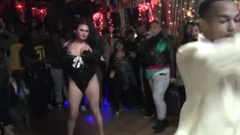 ダンサーのお姉さんが巨乳過ぎておっぱいがポロリしまくってるｗｗｗ