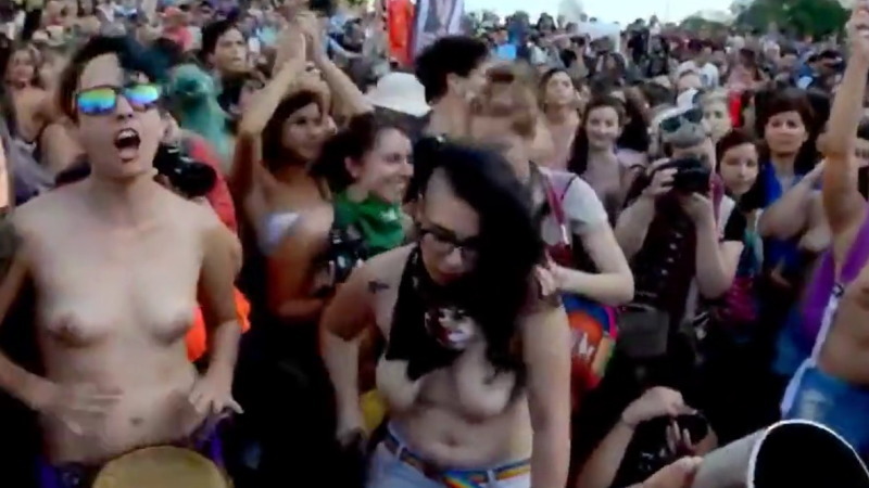 アルゼンチンの女性達がトップレスで抗議活動中ｗｗｗ