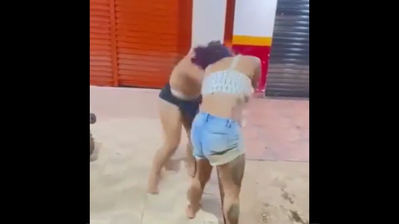 女同士の大げんかではおっぱいが丸見えになってしますｗｗｗ