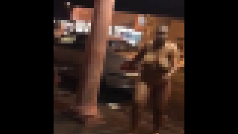 ぽっちゃり黒人女性がフルヌードで街で暴れる！！