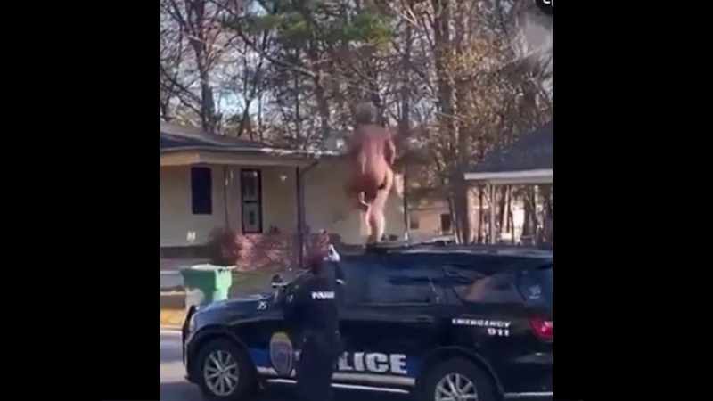 太った黒人のおばさんが素っ裸でパトカーの上を歩くｗｗｗ