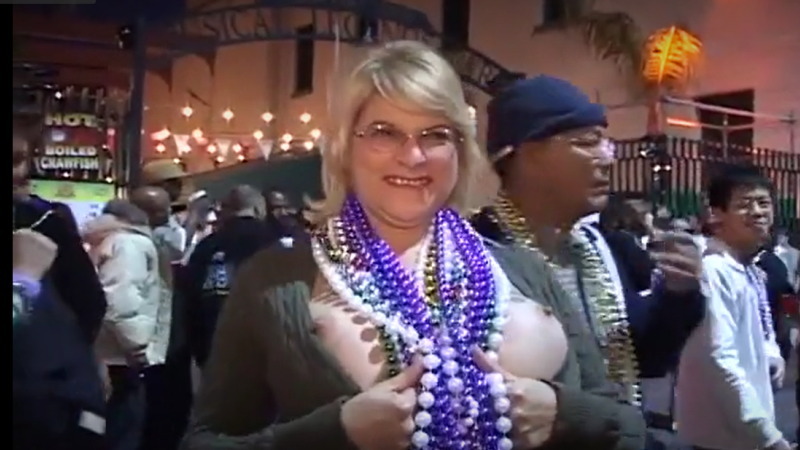 ギャルもおばさんもおっぱいを見せまくる「マルディグラ フェスティバル」がヤバエロすぎるｗｗｗ