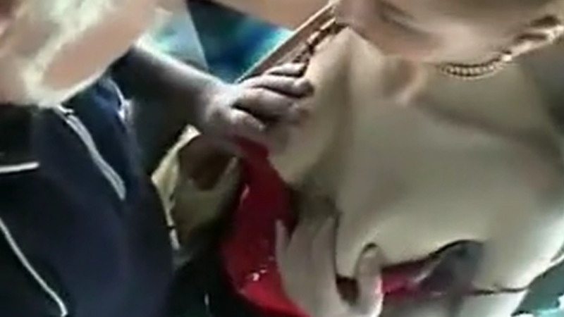 バスの中で2人の痴漢に触られまくっている女性が可愛いけどエロい件についてｗｗｗ