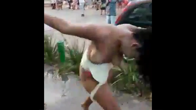 ブラジルで喧嘩している女性の服がどんどん脱げていくｗｗｗ