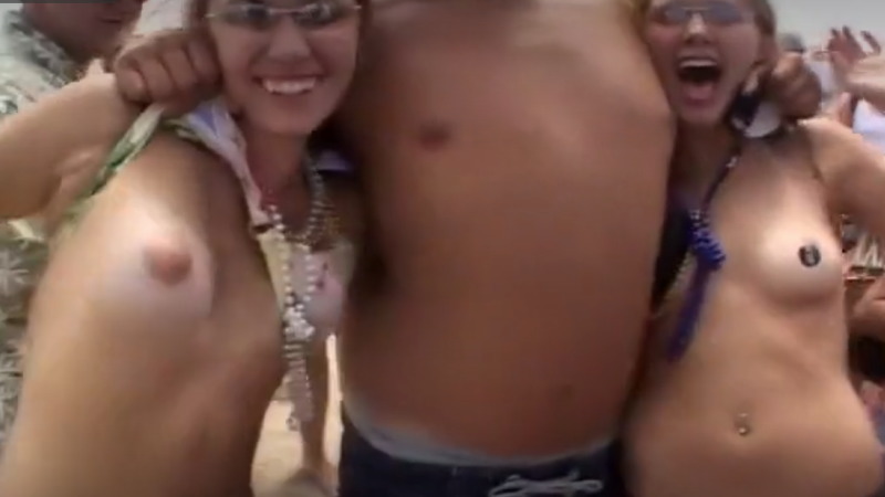 何かのフェスでテンション上がった女性達が服をめくっておっぱい丸出しｗｗｗ