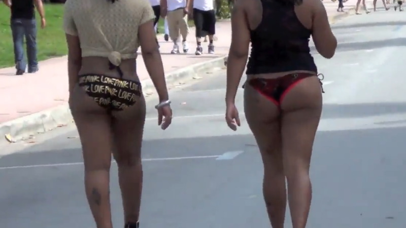 黒人の女達がビキニで歩いている町があるようでお尻を撮影しまくりですｗｗｗ