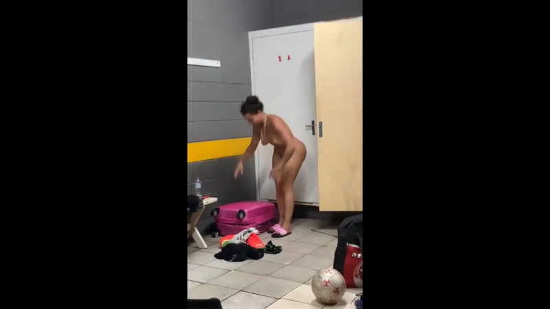 男子たちが着替えている更衣室の中でフルヌードで着替える女性が凄い！！