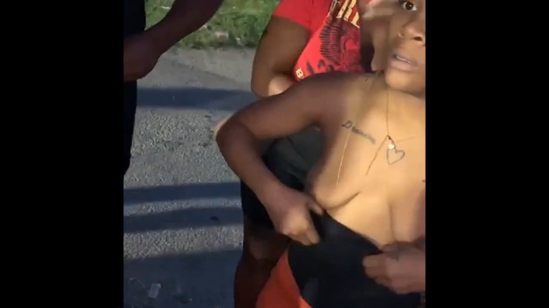 喧嘩している女の子の可哀想なおっぱいが見えちゃったｗｗｗ