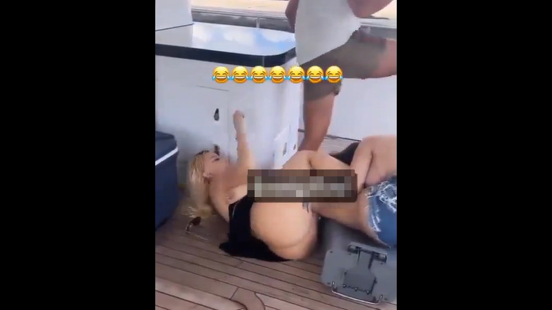 船上で殴り合いをする女性達のいろんな物がポロリしてしまうｗｗｗ