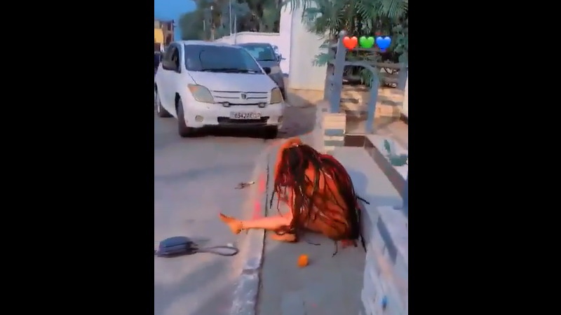 この下半身裸で路上に座り込んでいる女性は失恋したらしいｗｗｗ