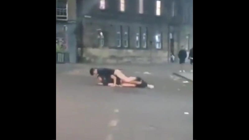 深夜の路上でカップルがセックスしまくってるなんてありえないですよね。