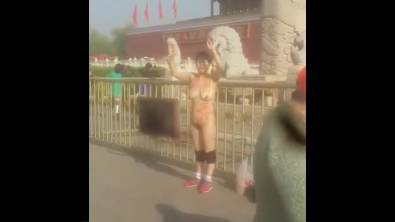 中国で裸の抗議活動をしている女性ですが・・・かなり毛深いですねｗｗｗ