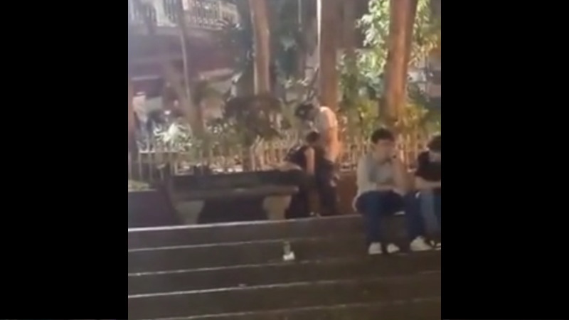 人の多い公園でセックスしていたら警官に止められたｗｗｗ