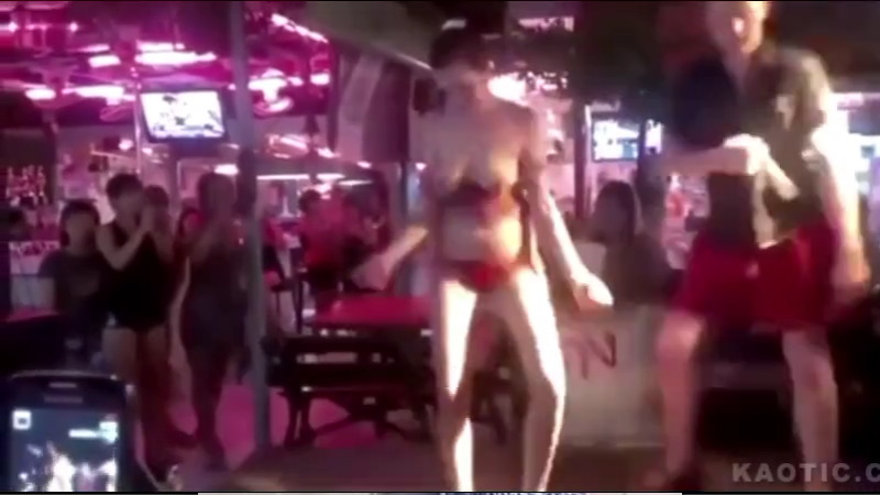 ナイトバーで酔っぱらった女性がストリップを始めてしまうｗｗｗ