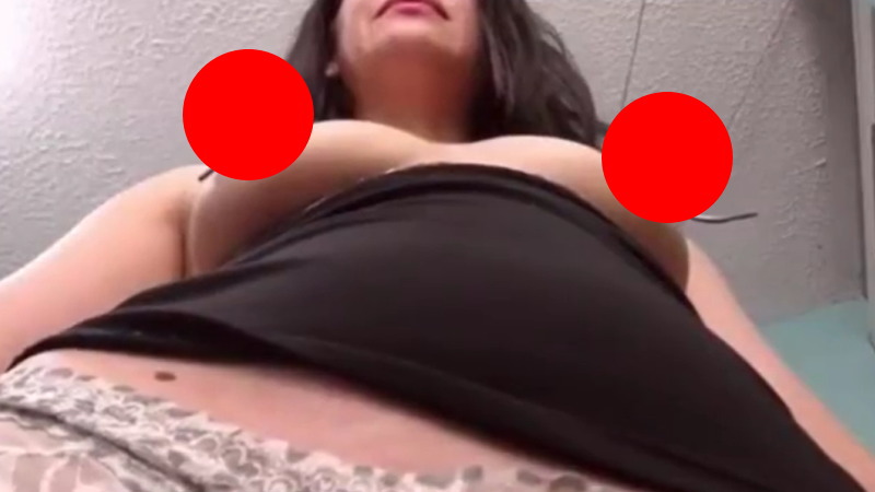 乳首に紐をぐるぐる巻いて伸ばしている女性が変態すぎて笑うｗｗｗ
