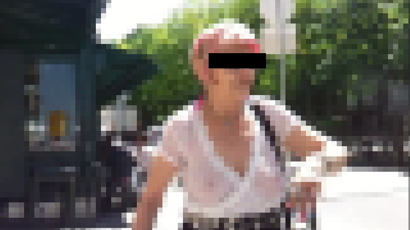 ガチでババァですが透け透けの服を着ておっぱいが見えているのに街中を歩くｗｗｗ