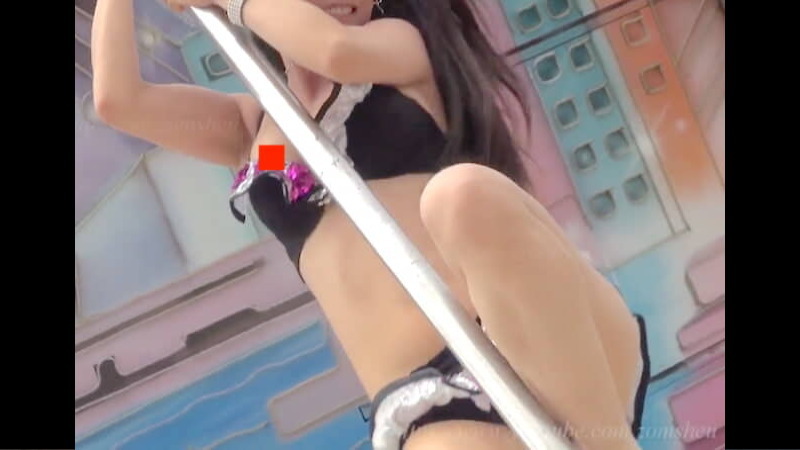 【動画】 野外ステージでポールダンサーが乳首ポロリ…本気で恥ずかしがる姿がAVよりエ□いと話題に