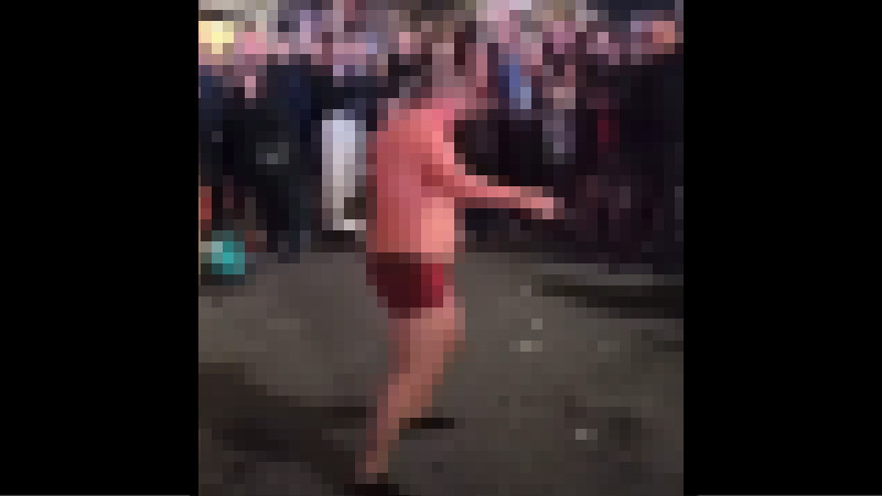 路上におっぱい丸出しのダンシングクイーンが現れたｗｗｗ