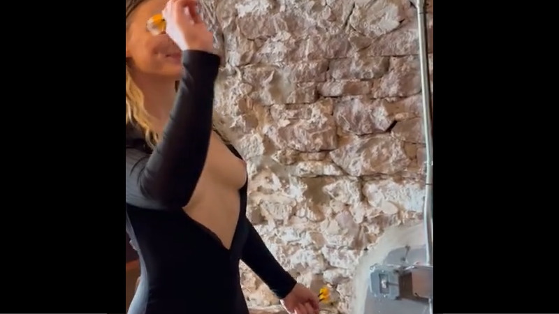 なぜかおっぱいを見せながらダーツをする露出狂の女性がコチラｗｗｗ
