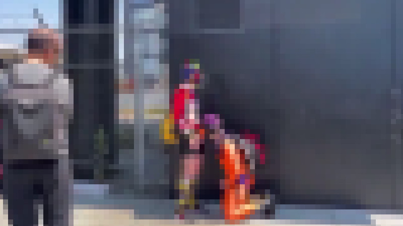 街中でコスプレをしてフェラ中のカップルがド変態すぎて周りが引いているｗｗｗ