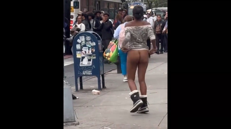 ニューヨークの街中でノーパンの女性がお尻を振りまくるｗｗｗ