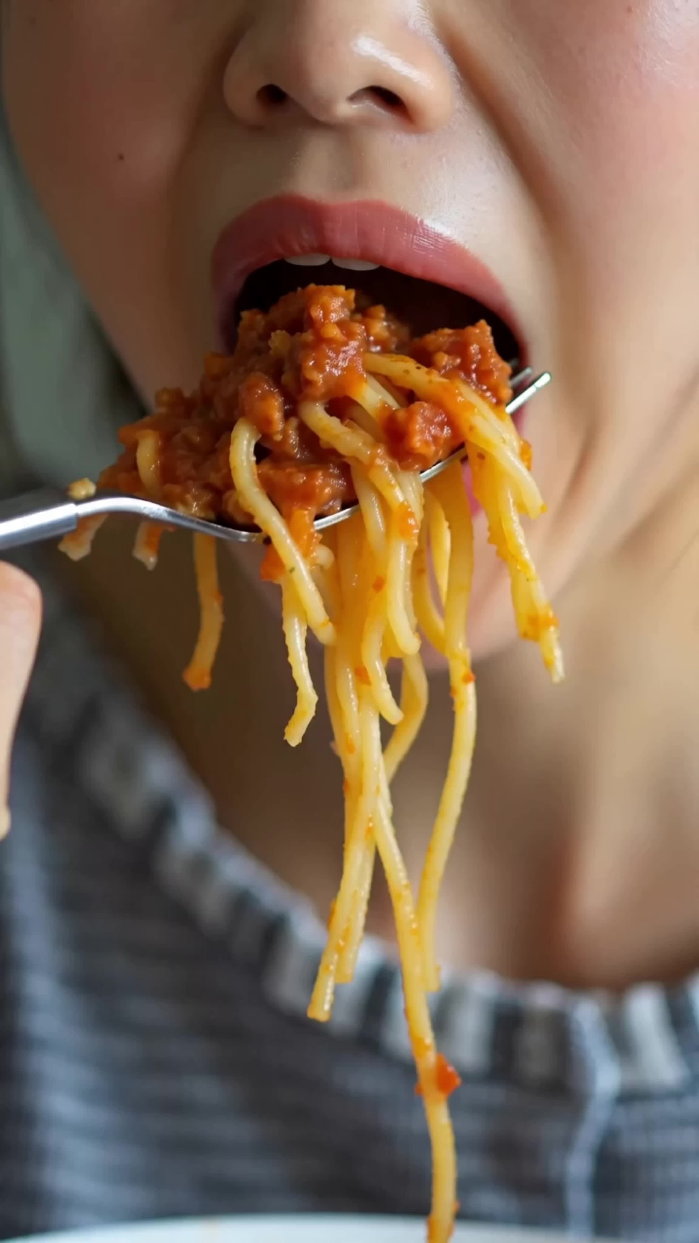 【AIえち動画】パスタを食べる女