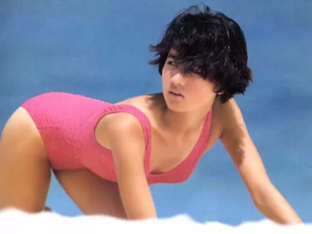 いしのようこ 透けてる乳首とハイレグ水着がエロすぎる石野真子の妹画像