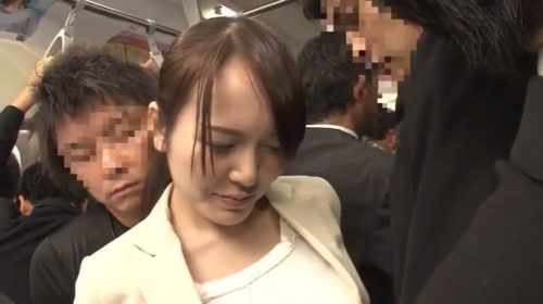 ＜痴漢×お姉さん＞狭い電車の車内で痴漢を楽しむド変態お姉さんｗ