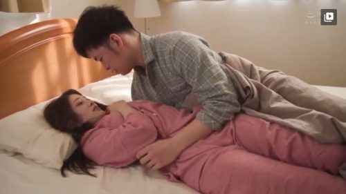 ＜美人妻×NTR×顔射＞旦那に相手にして貰えない美人妻が旦那の会社の部下に誘惑され身を許してしまう寝取り動画