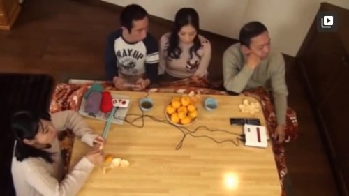 【平野里実･成宮いろは･池上まひろ】《エロ動画×人妻･近親相姦》父は全く気付いてない!?母親と息子がコタツでこっそり近親相姦ゲーム！