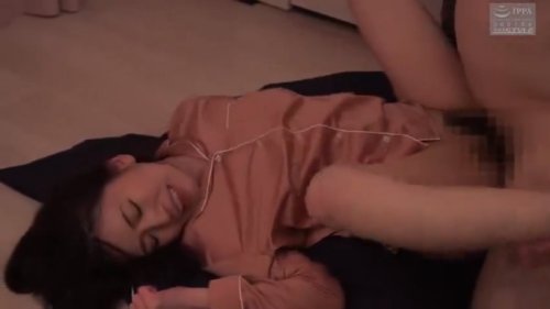 《エロ動画×人妻･寝取られ》同じ家の２階に住むお義父さんと昼間っからハメまくる美人妻ｗ