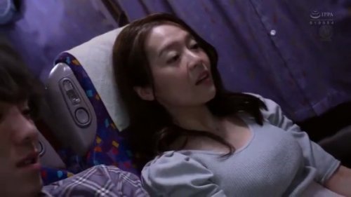 【藤かんな】《エロ動画×人妻･誘惑》単身赴任先の元へ向かう夜行バスで欲求不満な美人奥さんが隣の座席の若い男性を誘惑しサイレントSEX