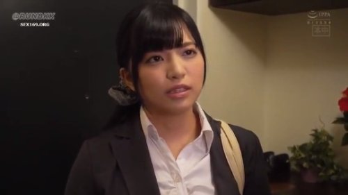 【根尾あかり】《エロ動画×OL》無断欠勤している男の所へ見舞いに行ったOLお姉さんが部屋に連れ込まれセックス