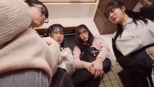 【愛瀬ゆう･深月めい･滝ゆいな･羽月乃蒼･花柳杏奈】《エロ動画×漫画再現》親の再婚で出来た僕の新しい淫キャ義姉達はみんなエロ漫画を鑑賞していて…