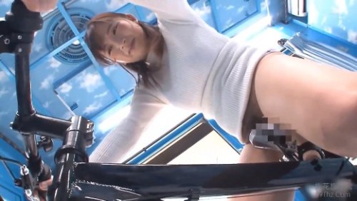 《エロ動画×人妻･MM号》ナンパした人妻をマジックミラー号へ誘ってアクメ自転車でイキまくって理性崩壊寸前！