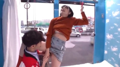 《エロ動画×JD･MM号》マジックミラー号企画！大学生カップルの彼女を車内に残し彼氏は外で待機！その間彼女は男優にイカされる始末ｗ