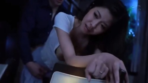 【さとう白音】《エロ動画×人妻･寝取られ》暴風雨の中帰宅できない息子の家庭教師と夜が明けるまで激しくセックス