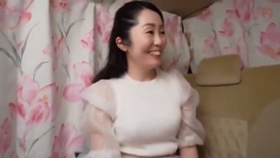 《エロ動画×素人･人妻》着付け教室の先生をしている美魔女が欲求不満気味で男優の極太チンポを根本まで咥え込み我慢出来なくなりホテルＩＮ