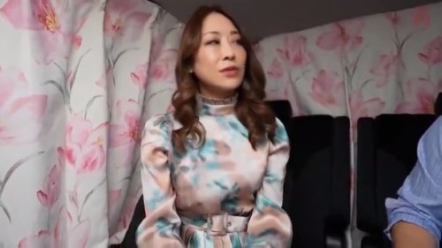 《エロ動画×素人･熟女》旦那とはご無沙汰で欲求不満時はオナニーで凌ぐセレブ妻！スタッフの大きくそそり立ったチンポを咥えた瞬間スイッチが入りドスケベモードに…