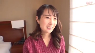 《エロ動画×素人･人妻》ホテルの静かな部屋でインタビューを受けていた美魔女が流されるままにすべてを剥き出しにされて奥まで突かれる午後