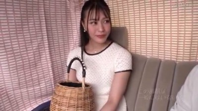 《エロ動画×素人･人妻》経営者の夫を持つセレブ人妻がレスの寂しさに耐えかねてロケ車からそのままホテルへ向かい深く交わった件ｗ