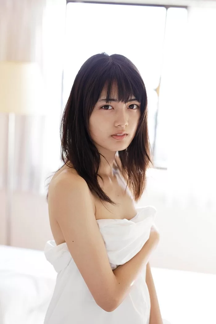 水谷果穂のヌード、水着グラビア画像34枚