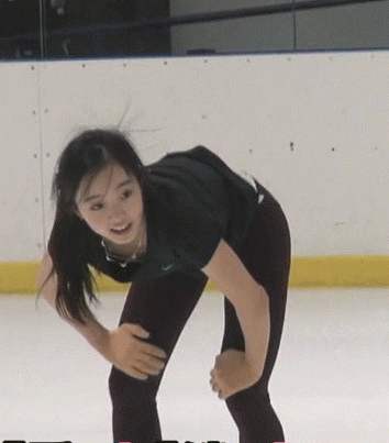 本田真凜の谷間！前屈み胸チラがエロすぎるｗｗｗｗ