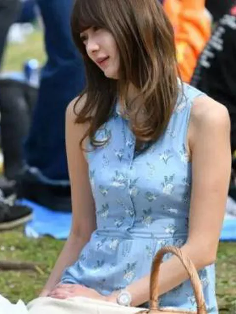 【盗撮】有名インスタ女子の美女が代々木公園で花見をした際に撮影されたパンチラが神がかってる！