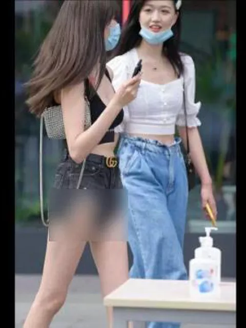 【盗撮】まさか街中で遭遇とは！モデル系美女が公衆の面前でショーパンの隙間からパンチラしまくってるｗｗｗ