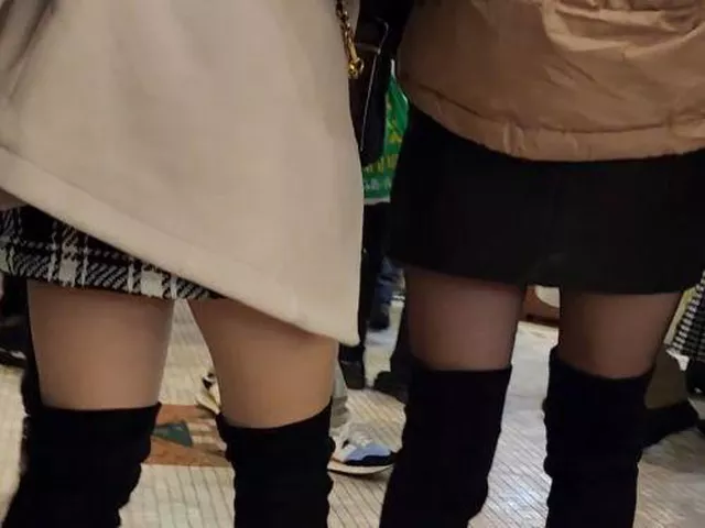 【盗撮】ミニスカ黒ニーソの美味しそうな美脚の娘さん二人組をローアングルから逆さ撮りしてパンチラ獲得！