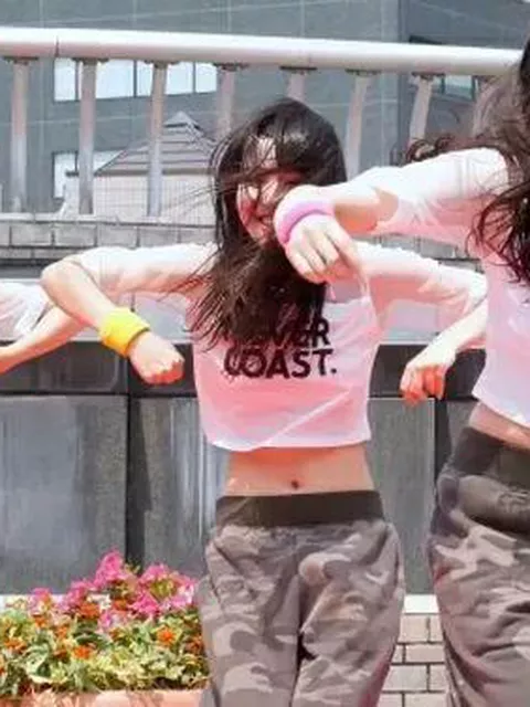 【超お宝】女子大生がダンス中に水着がズレて片乳が丸出しになる動画が発見される！